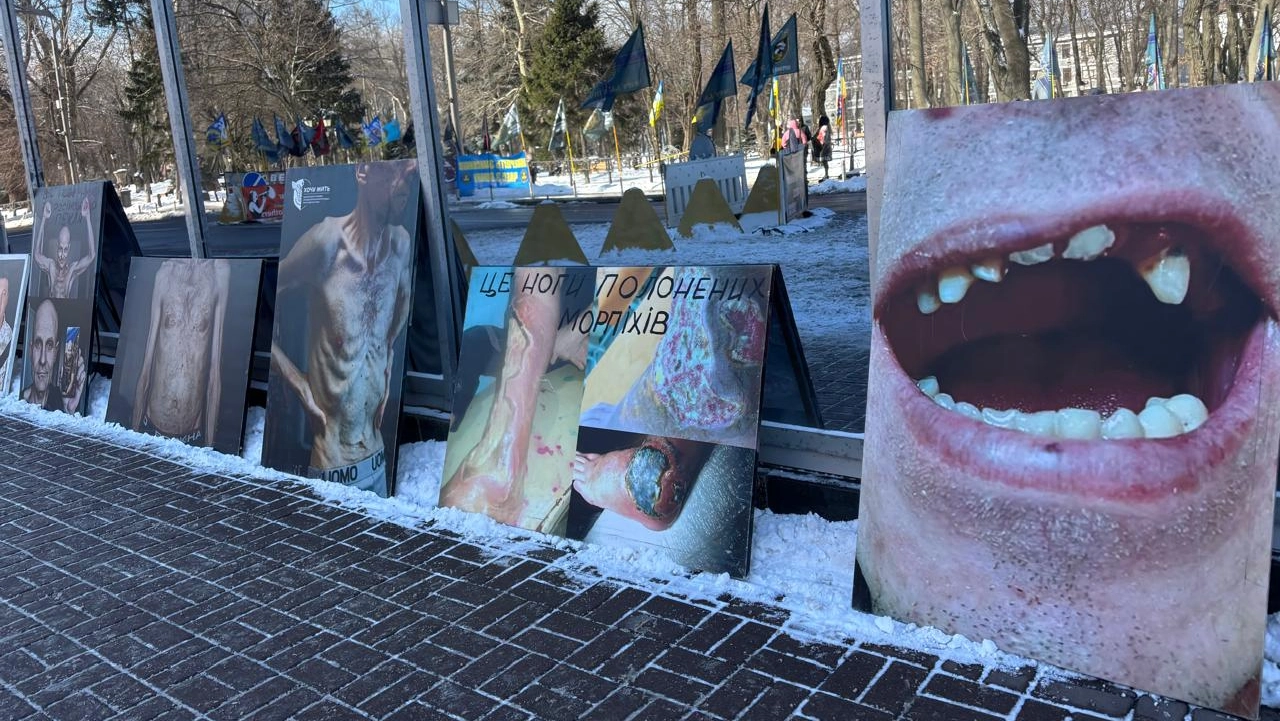 Le foto esposte nelle strade di Kiev mostrano le vittime della guerra voluta dai russi