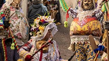 Appuntamento con la tradizione a Schignano dove tutto il paese indosserà le maschere di legno e i costumi dei Brut,...