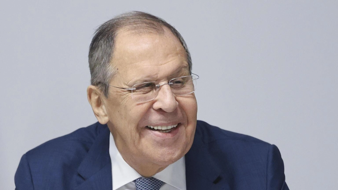 La Francia ha contattato la Russia per un dialogo sull'Ucraina, escludendo Kiev. Lavrov chiede accordi affidabili e invita gli USA a ristabilire i contatti.