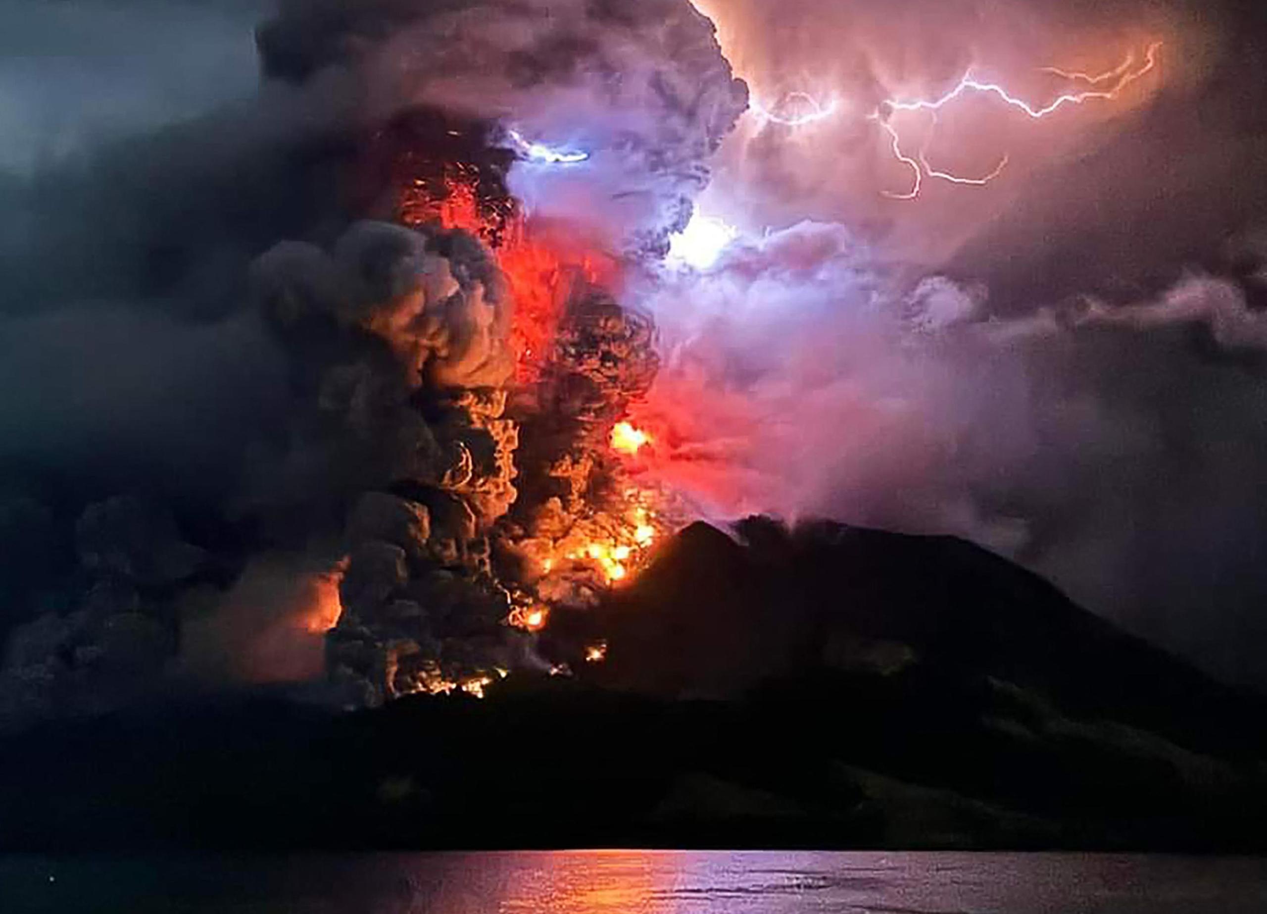 Eruzione in Indonesia, la lava brucia le case dei villaggi ai piedi del vulcano