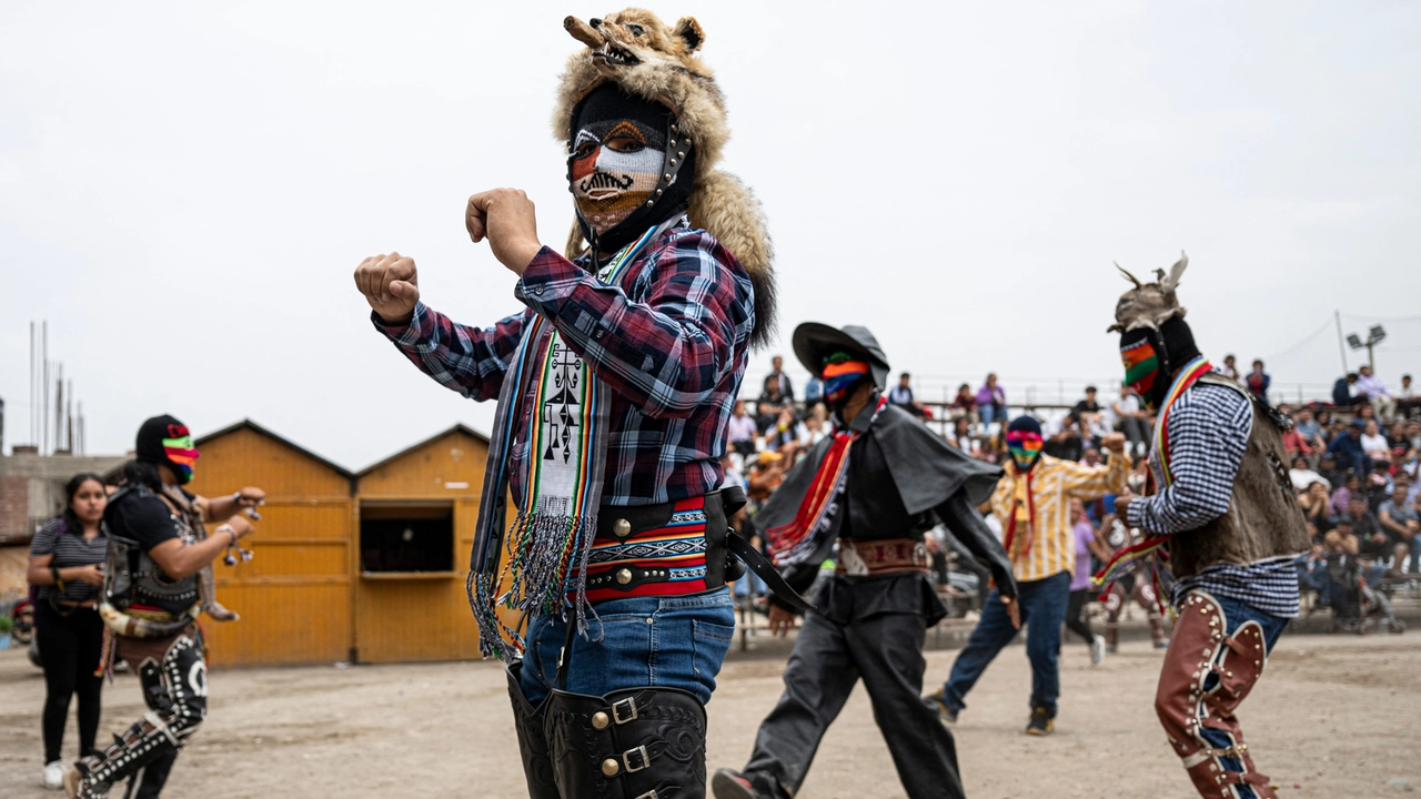 Abitanti della provincia di Chumbivilcas, a Cuzco (Peru meridionale), indossa un cappello di animale durante le celebrazioni di Takanakuy. (AFP)