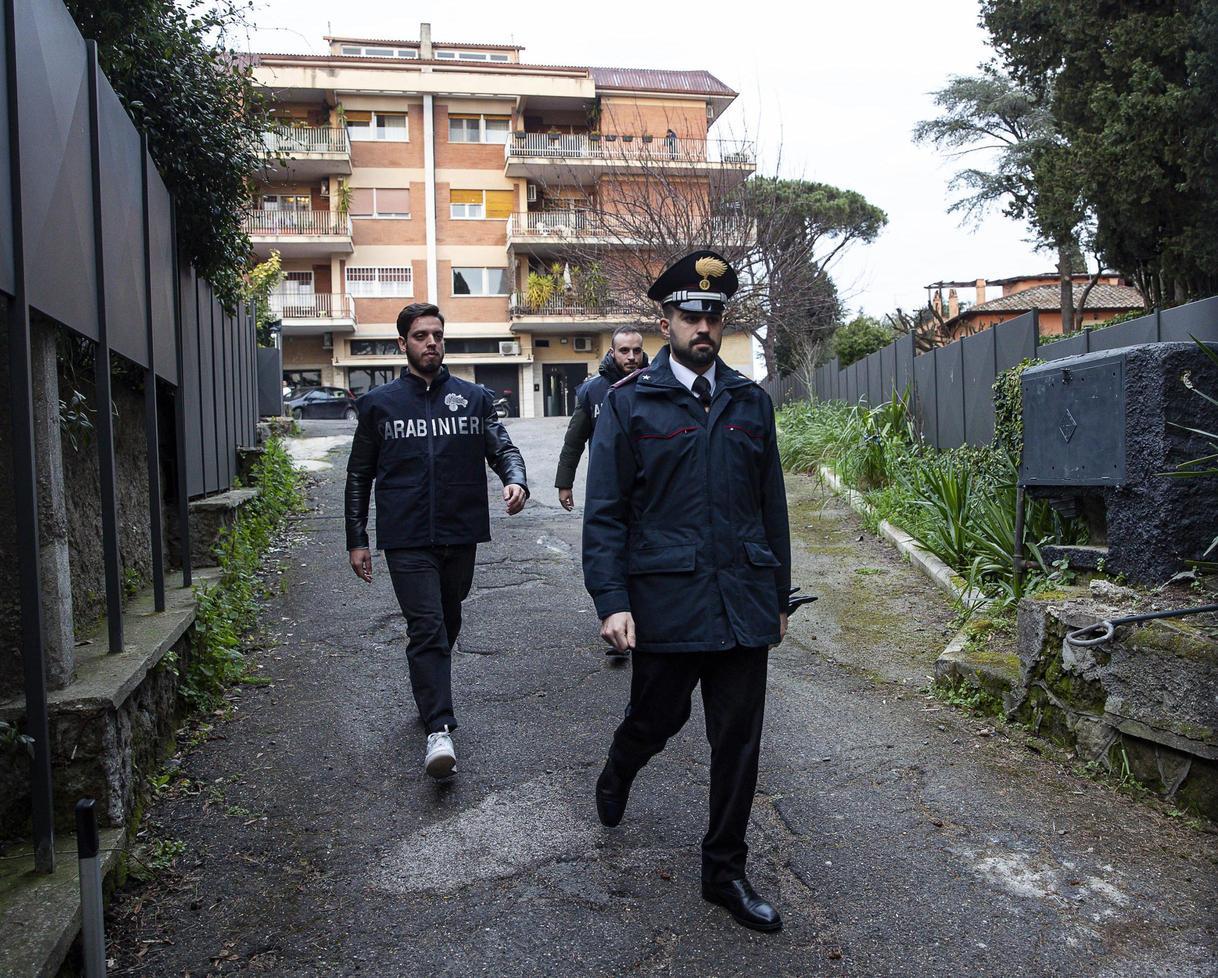 Spari da guardia giurata. Morto il rapinatore. Dieci i colpi esplosi