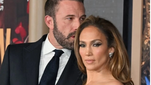 Ben Affleck, 52 anni, e Jennifer Lopez, 55. Sotto, Brad Pitt, 61, e Angelina Jolie, 49