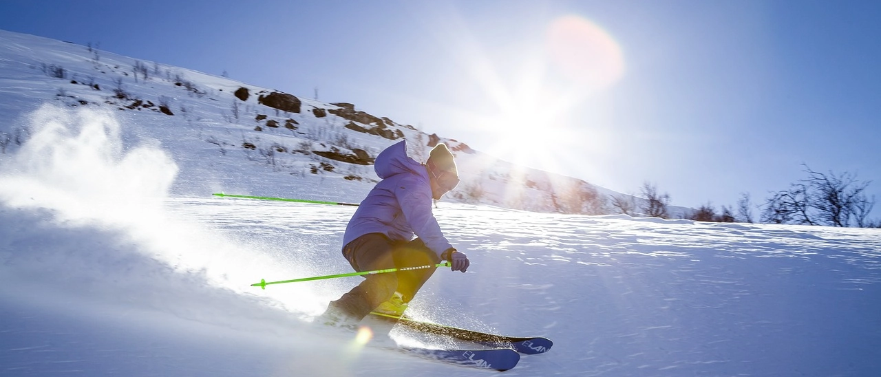 Anche Madonna di Campiglio e Livigno sul podio delle località di montagna più gettonate. Ma i rincari spingono i turisti (soprattutto stranieri) a scegliere le mete in base alle proprie tasche. Ecco quanto si spende per un weekend o una settimana bianca sugli sci