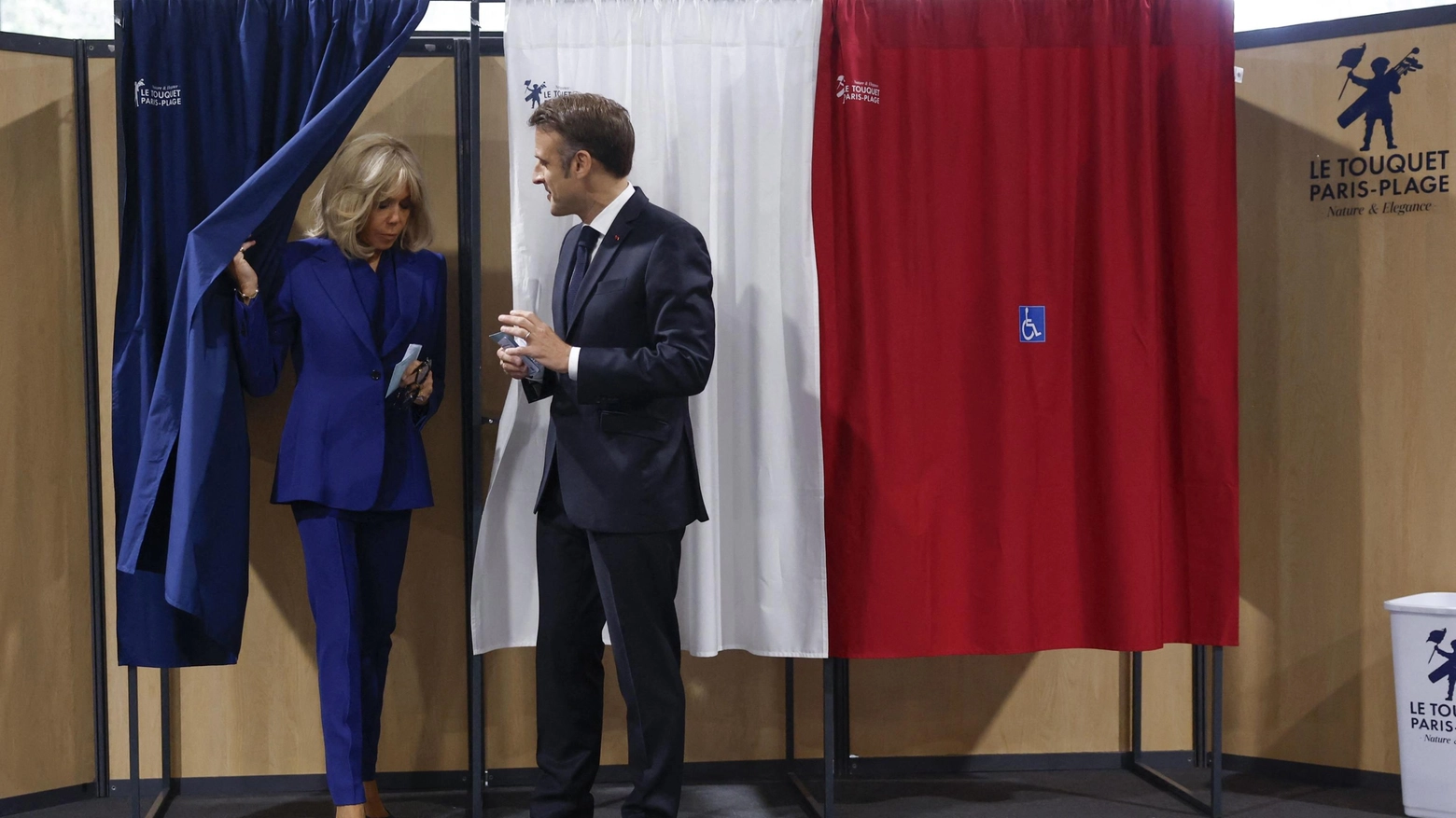 Macron vince contro l'estrema destra, ma la Francia esce divisa dalle urne senza una maggioranza chiara