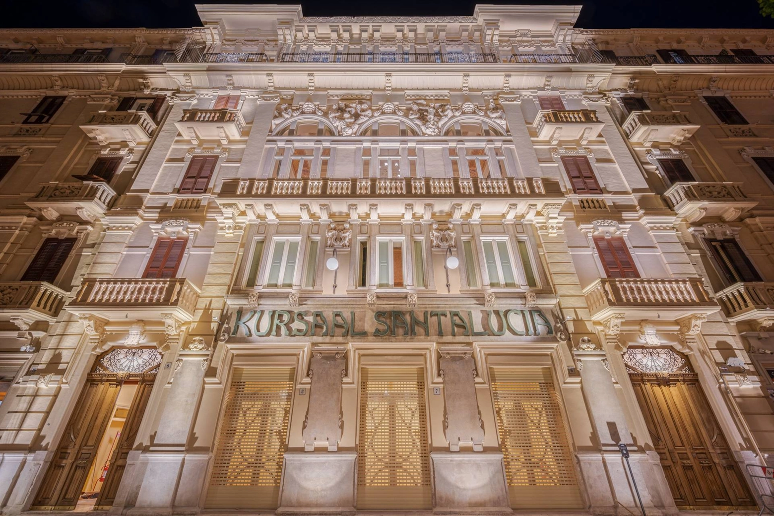 La magnifica facciata del Teatro Kursaal a Bari