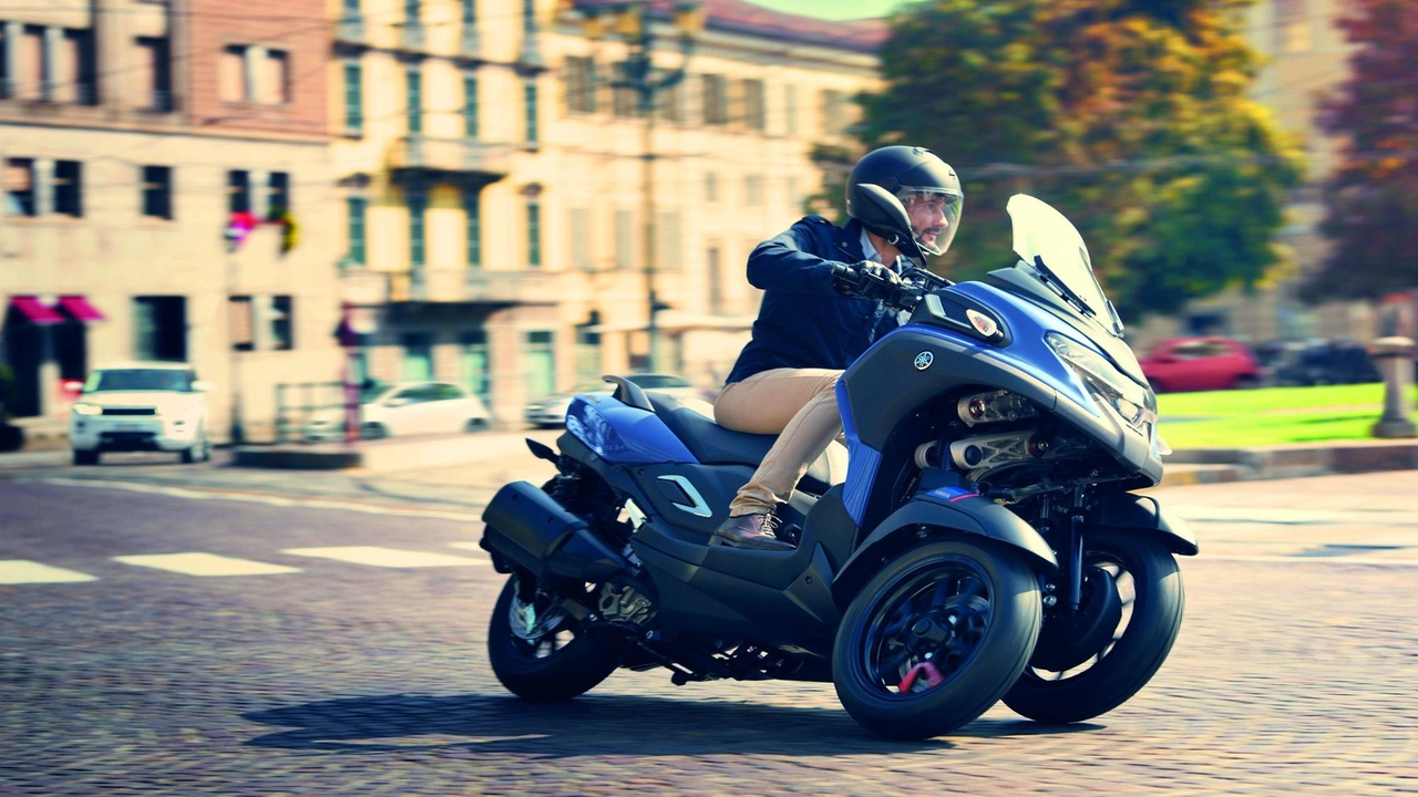 Sulle strade della città con comfort e comodità di un mezzo di lusso. Eppure... eppure sei in scooter. Uno scooter...