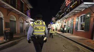 Il video di New Orleans: corpi a terra e agenti armati