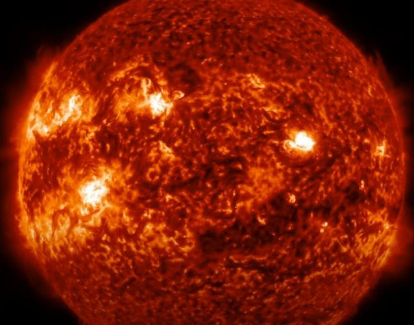 Allarme per una macchia solare in evoluzione. In 24 ore è diventata due volte la Terra: rischio forti tempeste geomagnetiche fino al temuto Evento di Carrington