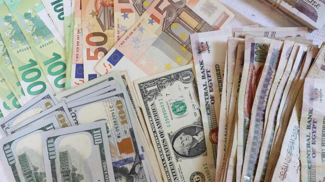 Euro in calo in avvio di settimana a 1,0471 dollari