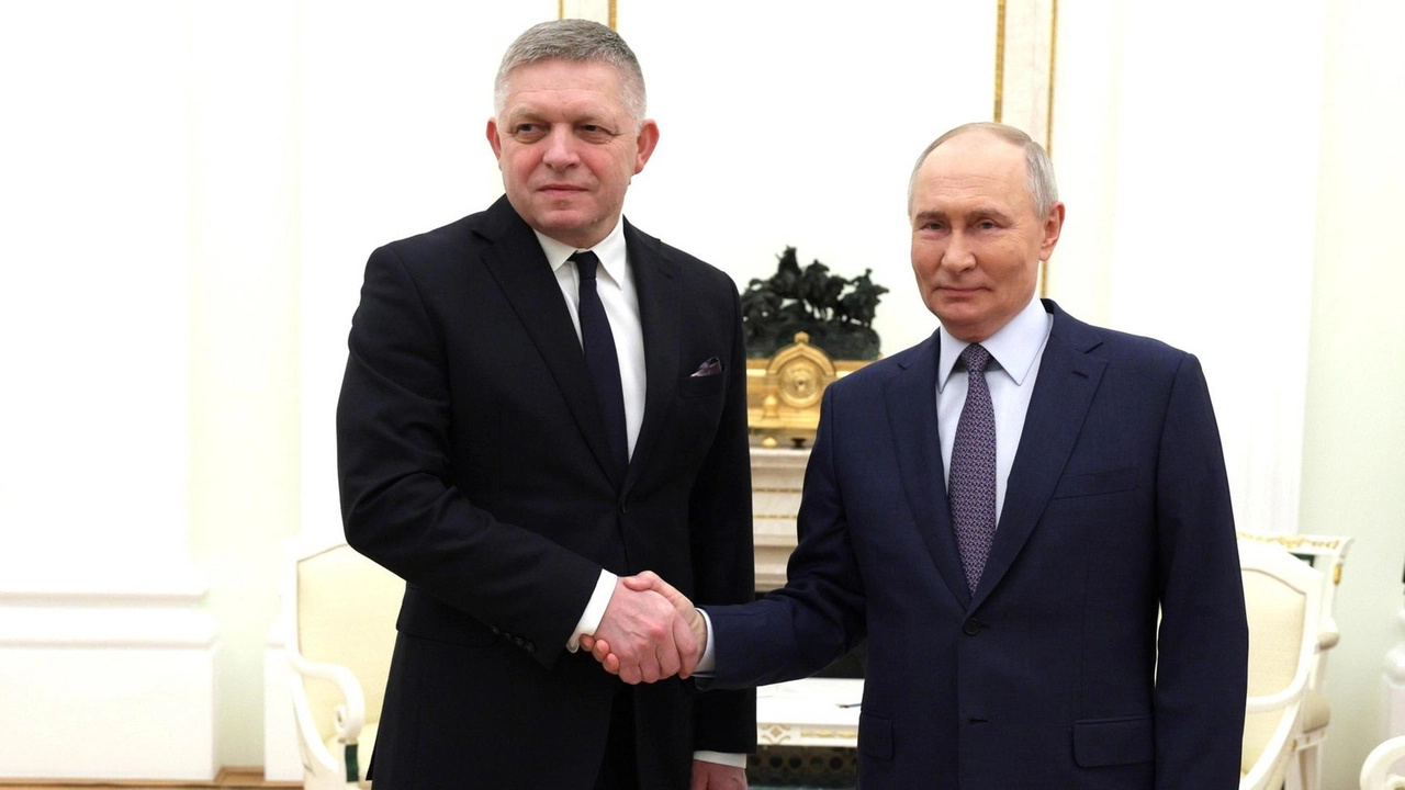 Il premier slovacco Robert Fico (60 anni) col presidente russo Vladimir Putin (72)