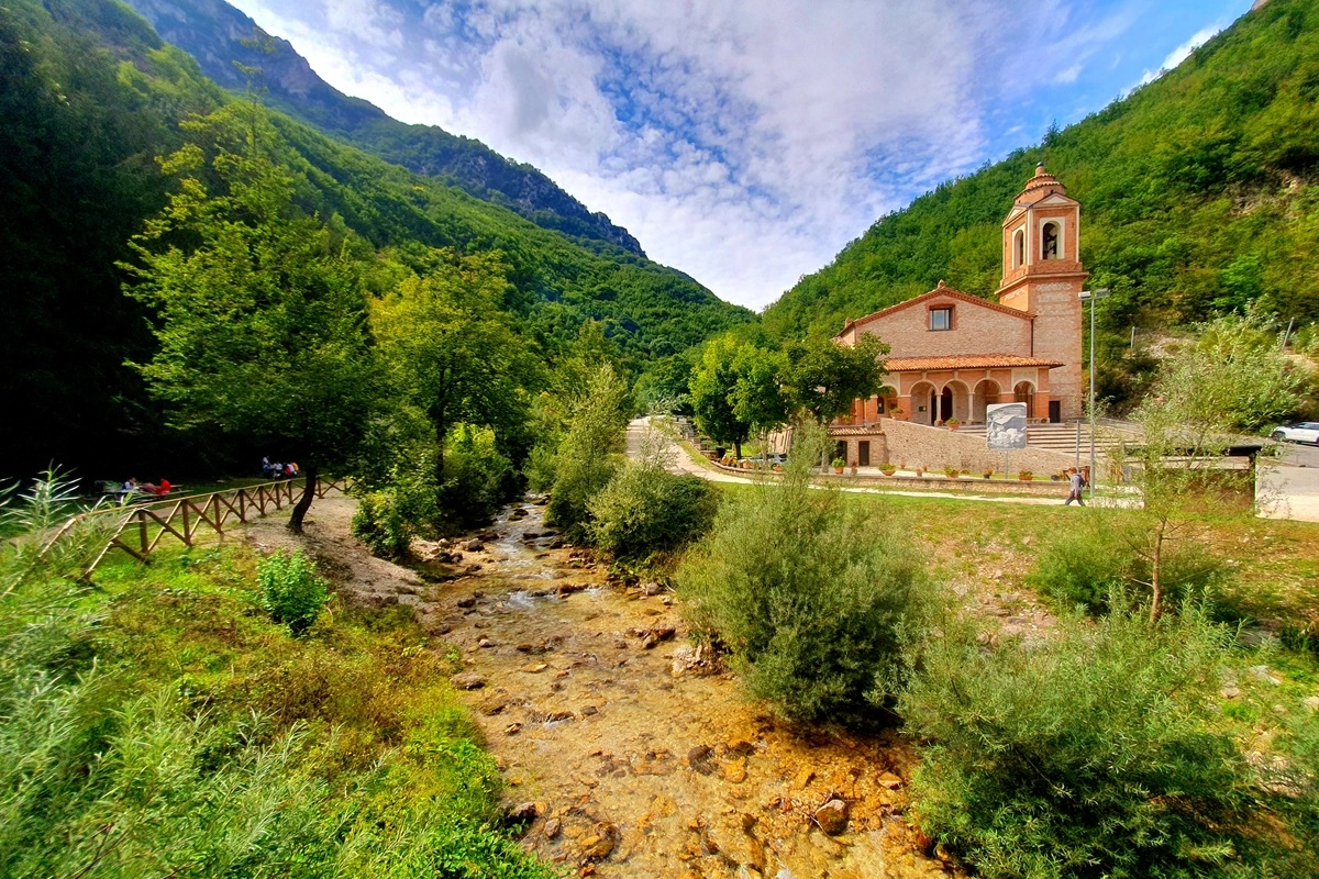 Il Santuario della Madonna dell'Ambro immerso nel verde