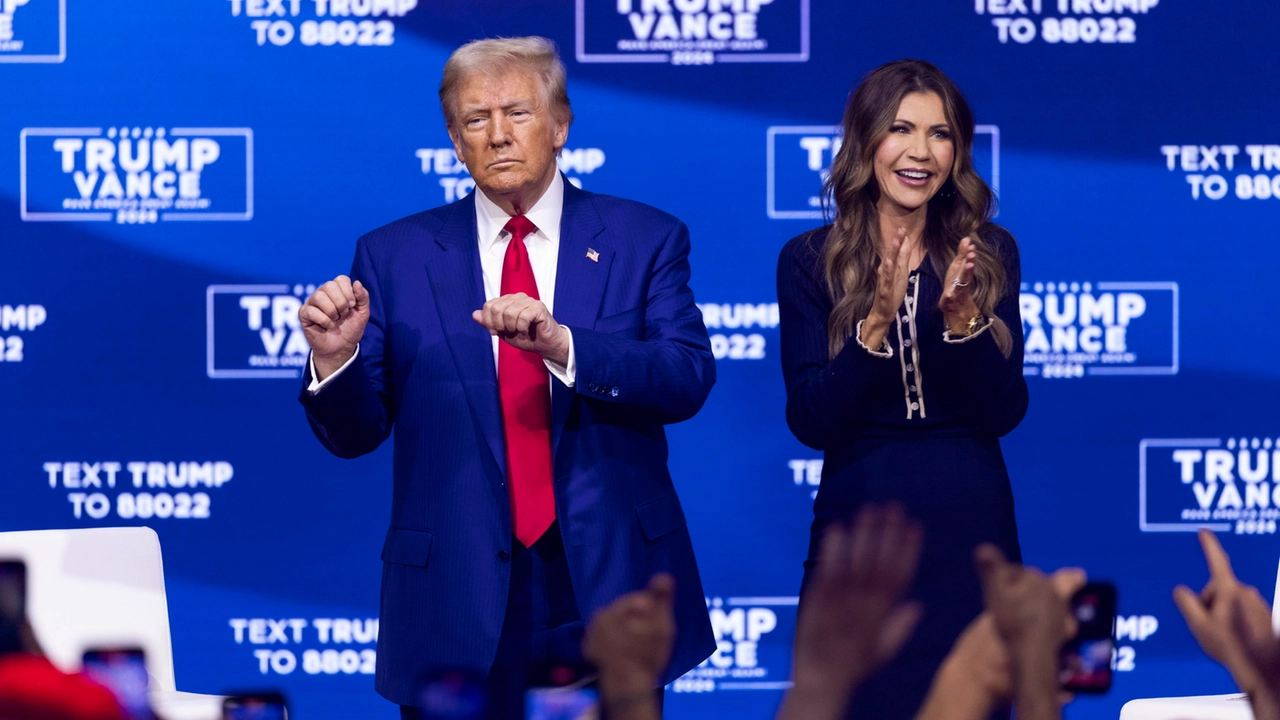 Il presidente Donald Trump con la governatrice del South Dakota Kristi Noem. (ANSA)