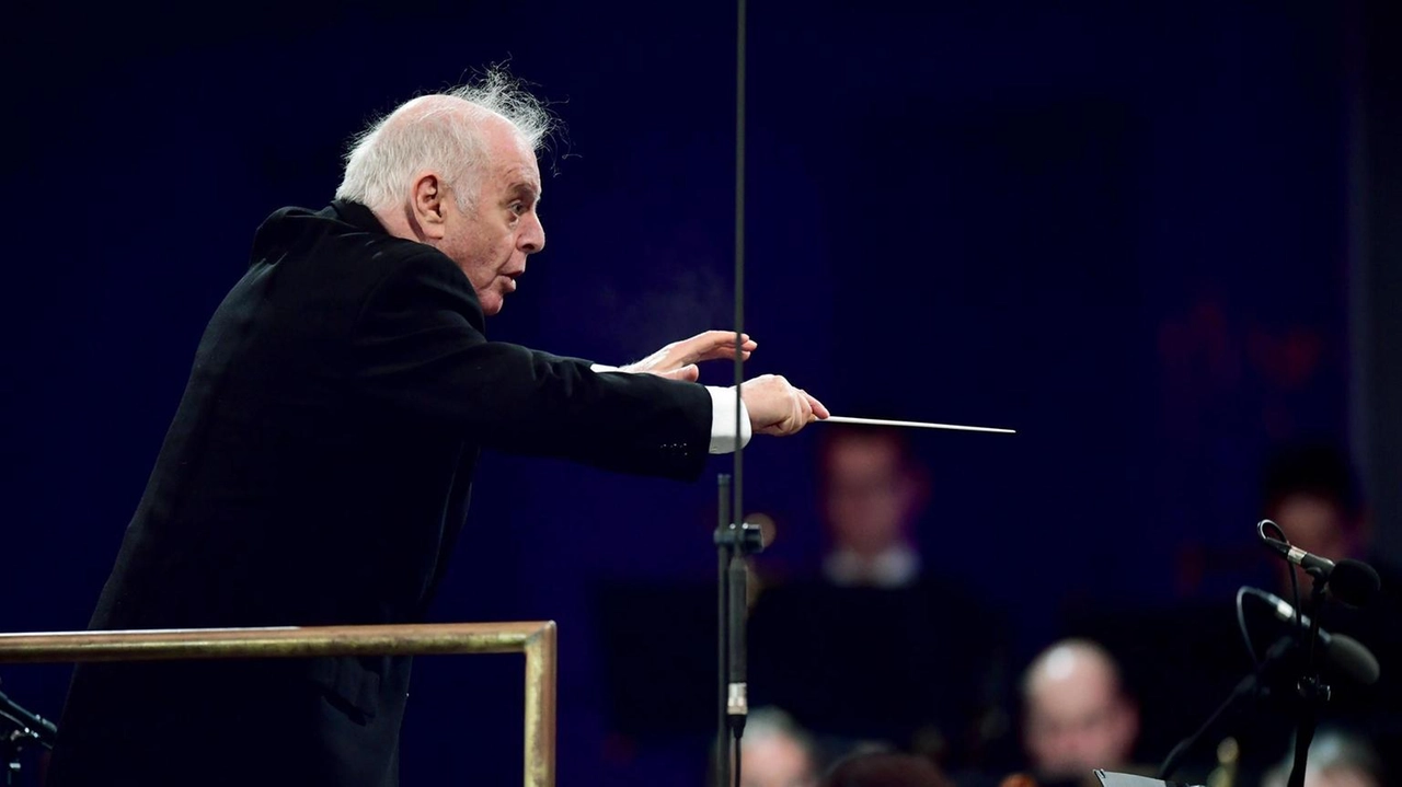 Il direttore d'orchestra Daniel Barenboim ha reso noto di essere affetto dal Parkinson, ma intende continuare a dirigere compatibilmente con la salute.