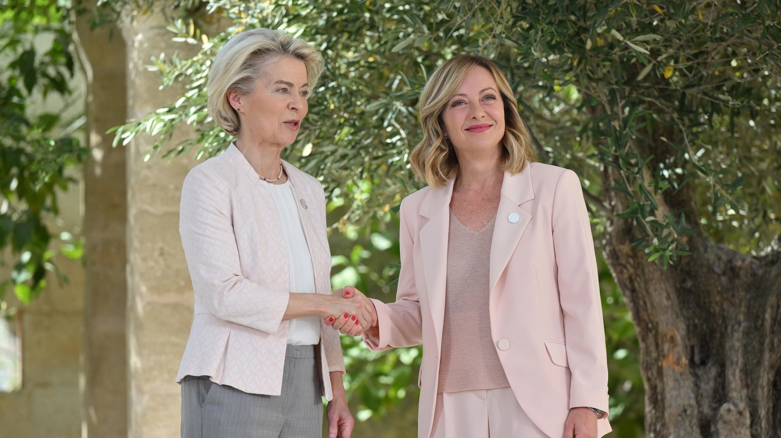Giorgia Meloni accoglie Ursula von der Leyen al G7 di Borgo Egnazia