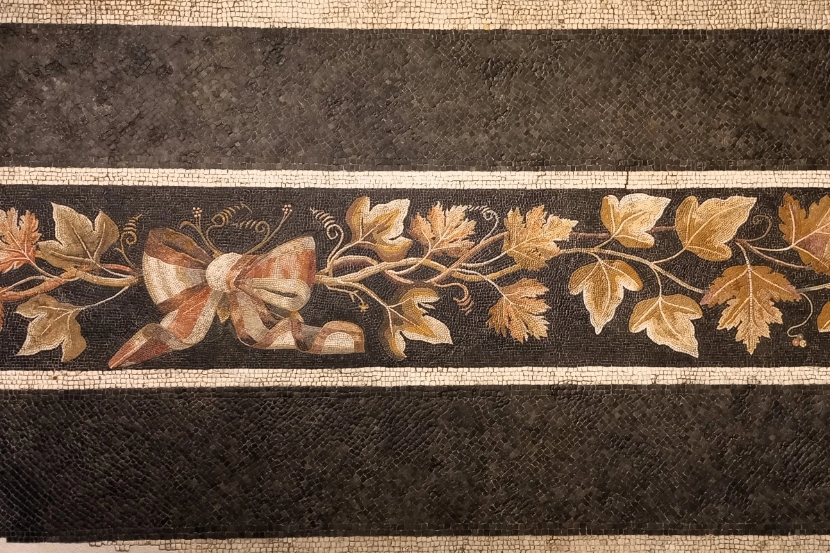 Aquileia, il mosaico con le foglie della vite e, al centro, un fiocco