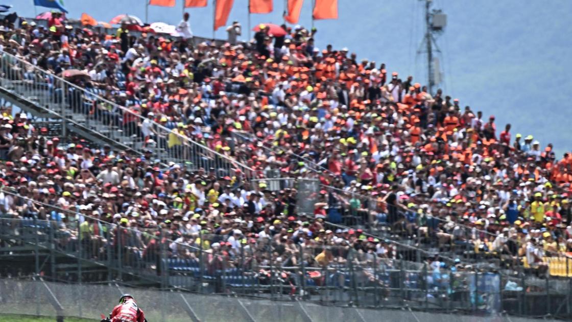 Ducati en el salón.  Y el rojo representa a las personas.  Súper desafío Italia-España