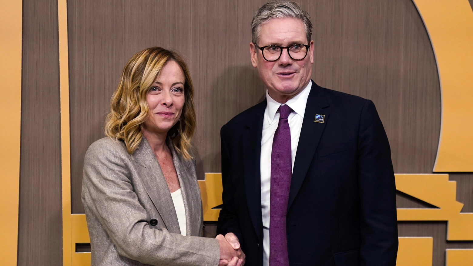 La premier Giorgia Meloni con il primo ministro inglese, Keir Starmer (Epa)