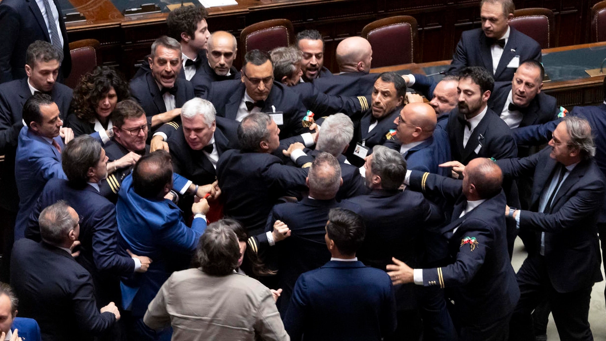 Un momento della rissa tra parlamentari nell’Aula della Camera