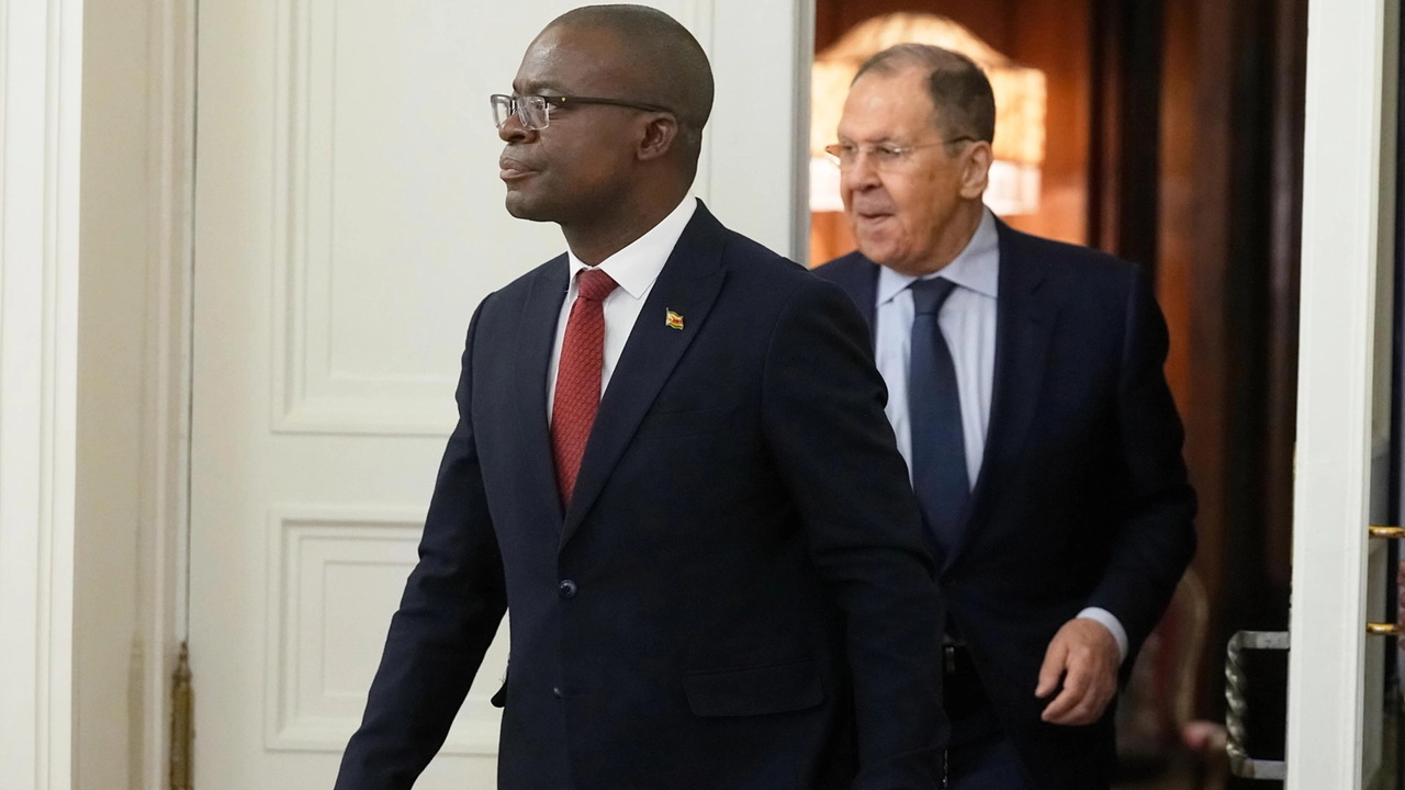 Il ministro degli Esteri dello Zimbabwe Amon Murwira a Mosca da Sergei Lavrov (Ansa)