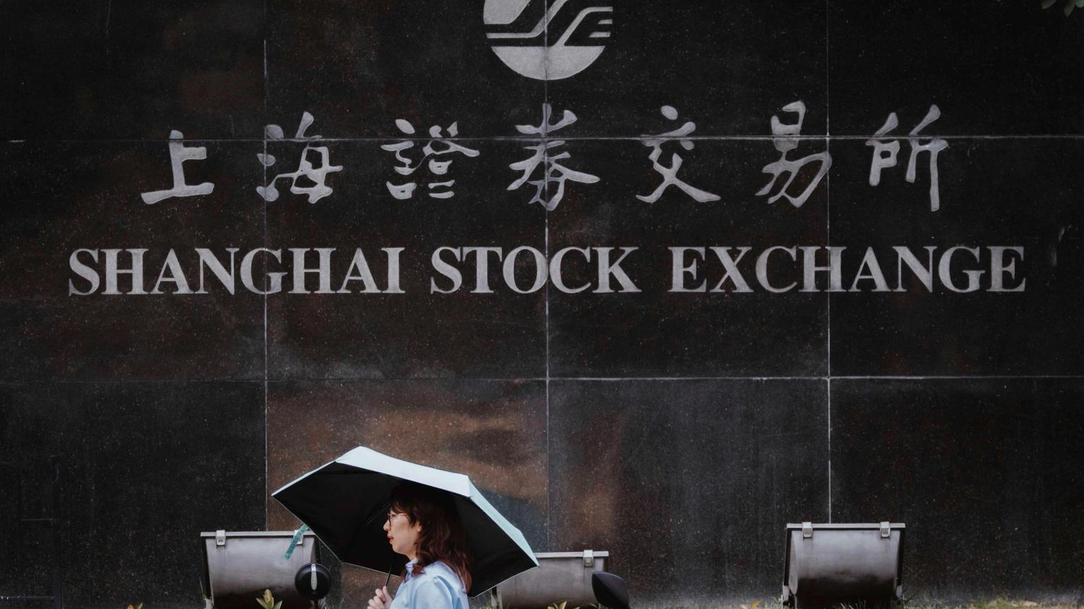 Borsa: Shanghai chiude a -0,48%, Shenzhen a -1,08%