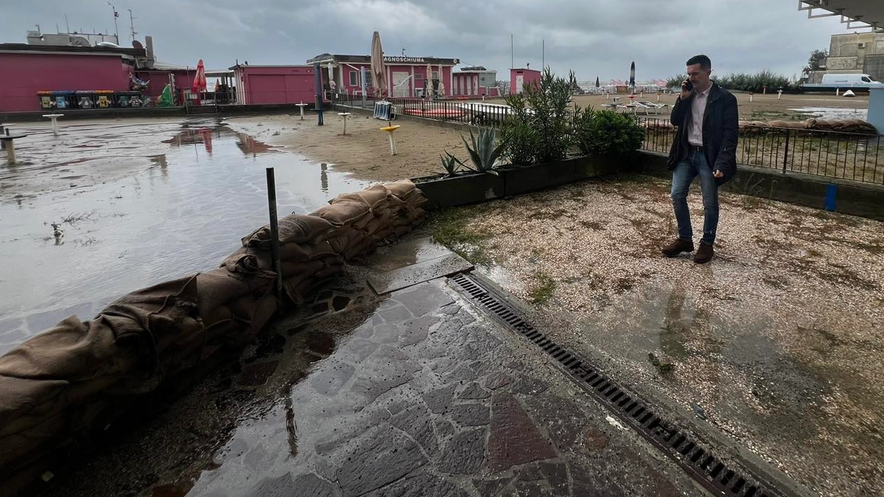 A Cesenatico, in località Valverde sono stati posizionati i sacchi di sabbia a difesa dell'abitato (foto Facebook)