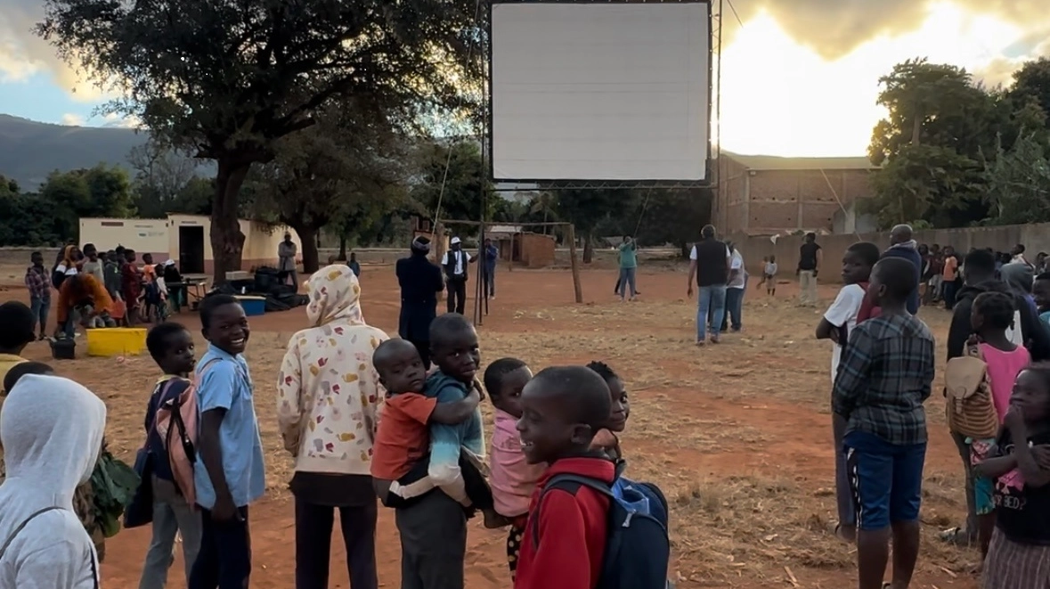 Un momento della missione in Mozambico per portare il cinema e il teatro nei villaggi