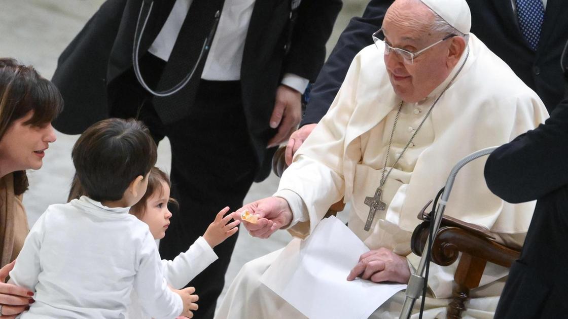 Papa Francesco riporta contusione all