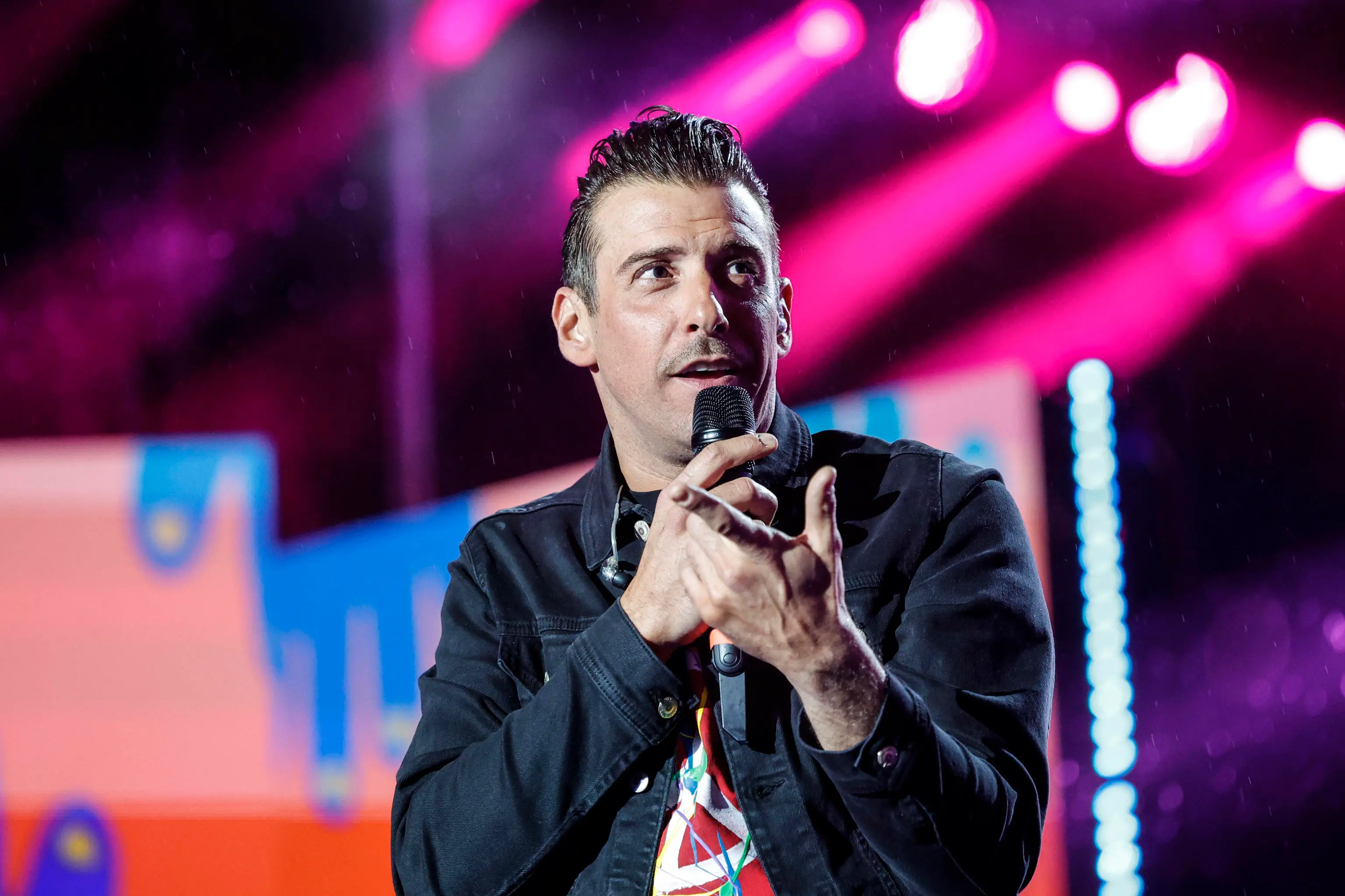 Francesco Gabbani e l’autotune: “Andrebbe tolto, ma molti smetterebbero di cantare”