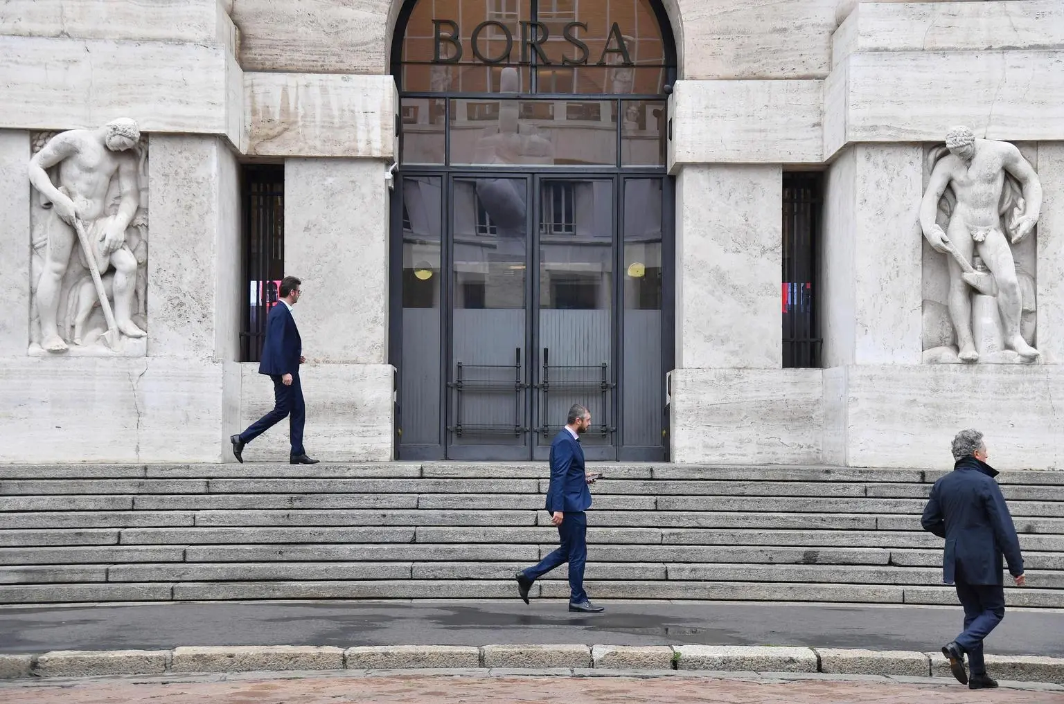 Borsa di Milano positiva: Mediolanum e Popolare Sondrio in evidenza