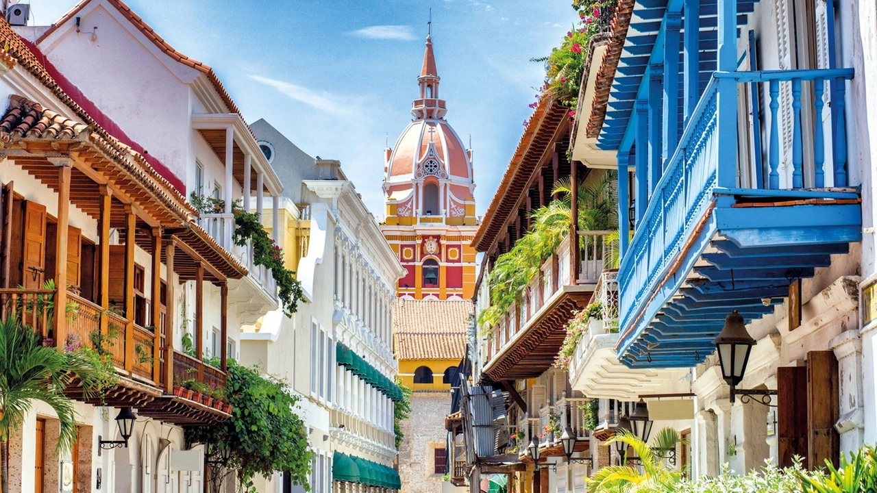 Un viaggio nella città coloniale più affascinante della Colombia, dove mura secolari, palazzi colorati e spiagge paradisiache si fondono in un'atmosfera unica