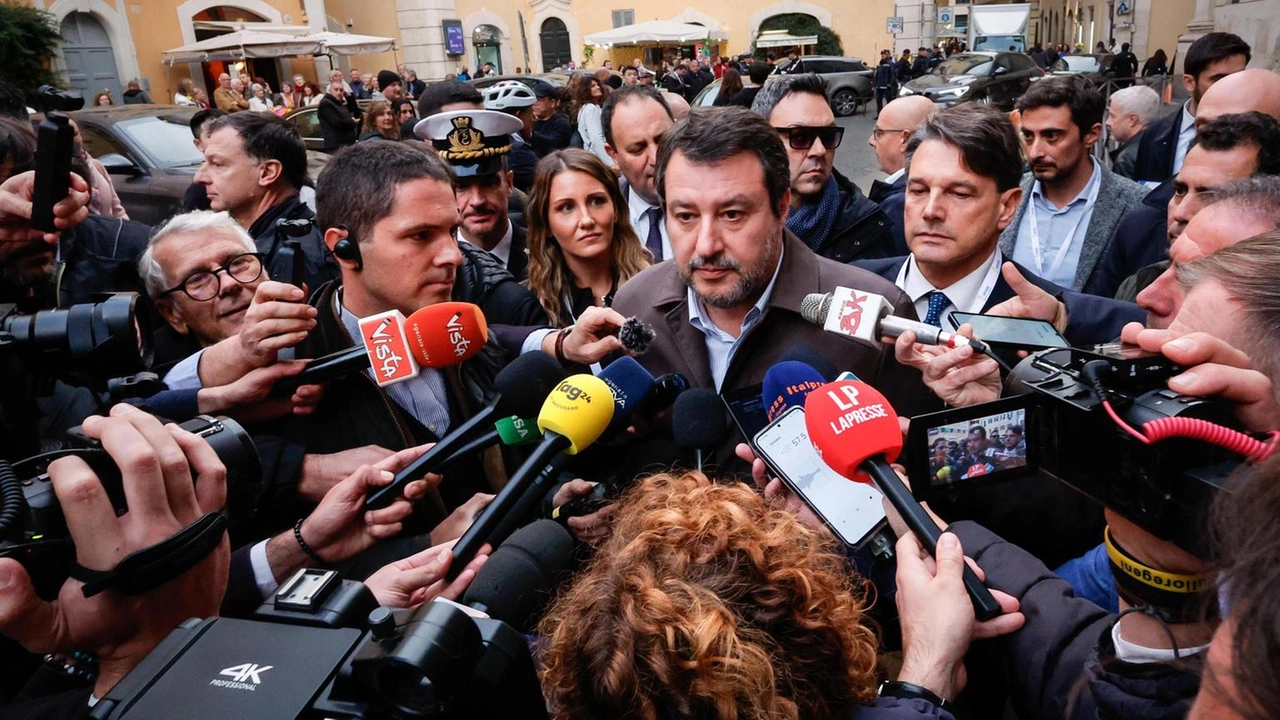 Salvini, Unicredit straniera, si guardi all'azionariato