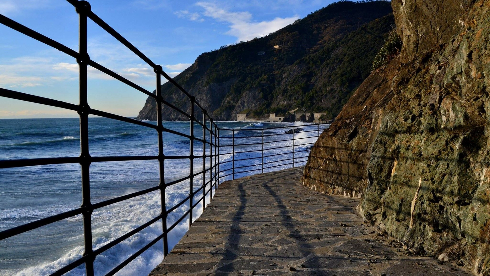 Scorci mozzafiato, sentieri a picco sugli scogli e l’affascinante pista ciclopedonale MareMonti. Alla scoperta del Comune sparso della Riviera