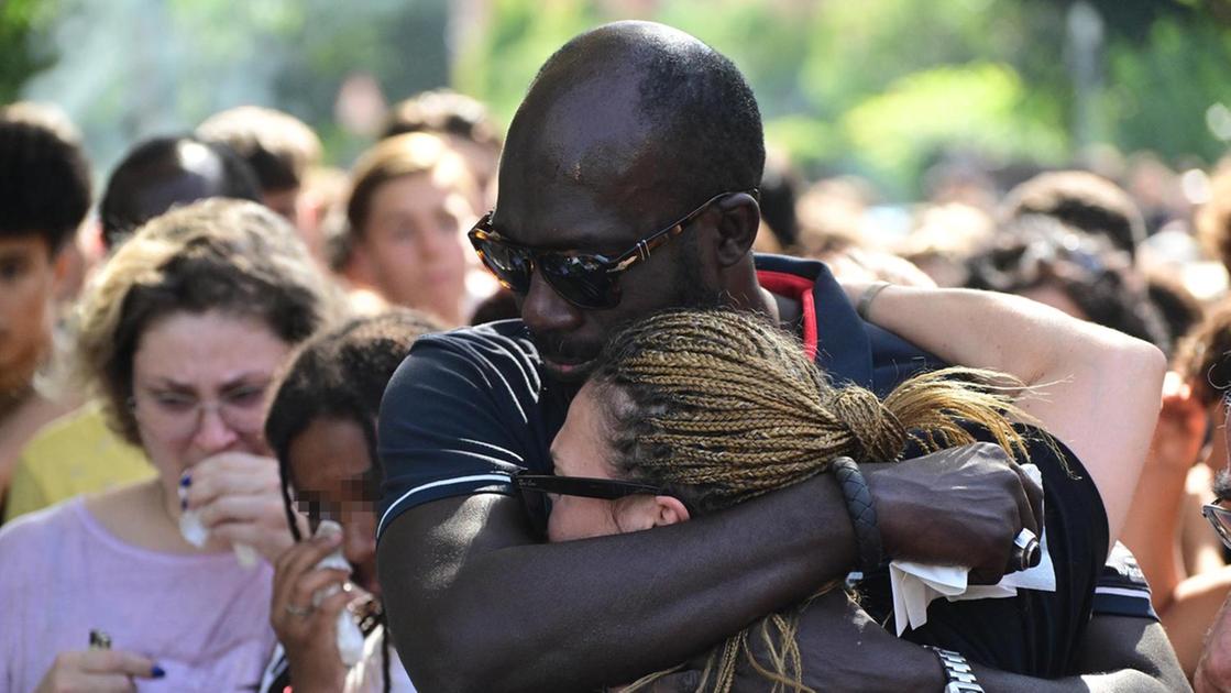 Ucciso in strada a 16 anni. Lo strazio dei genitori:: "Fallou era amico di tutti". Folla di giovani al sit in