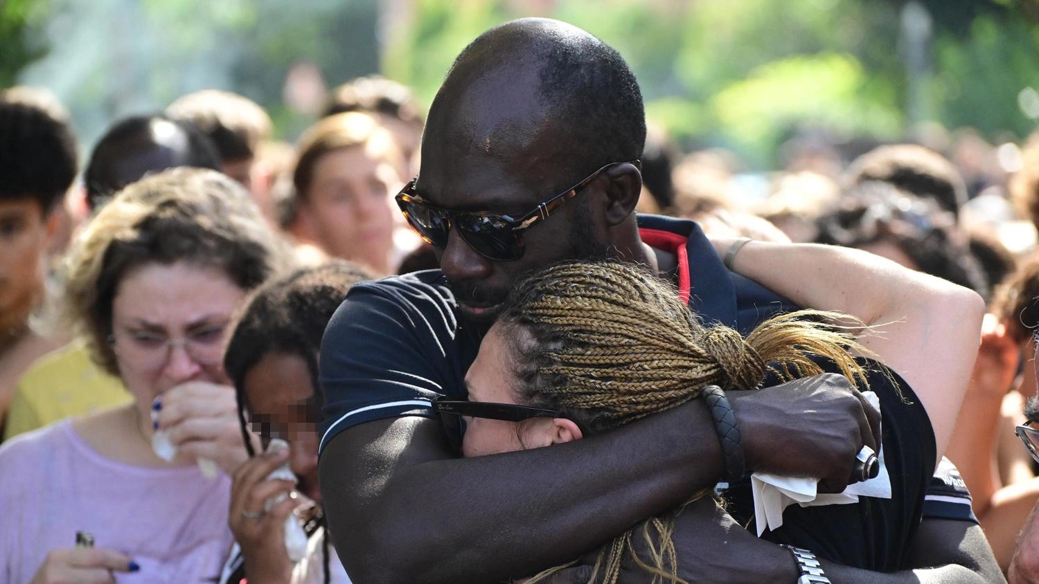 Ucciso in strada a 16 anni. Lo strazio dei genitori:: "Fallou era amico di tutti". Folla di giovani al sit-in