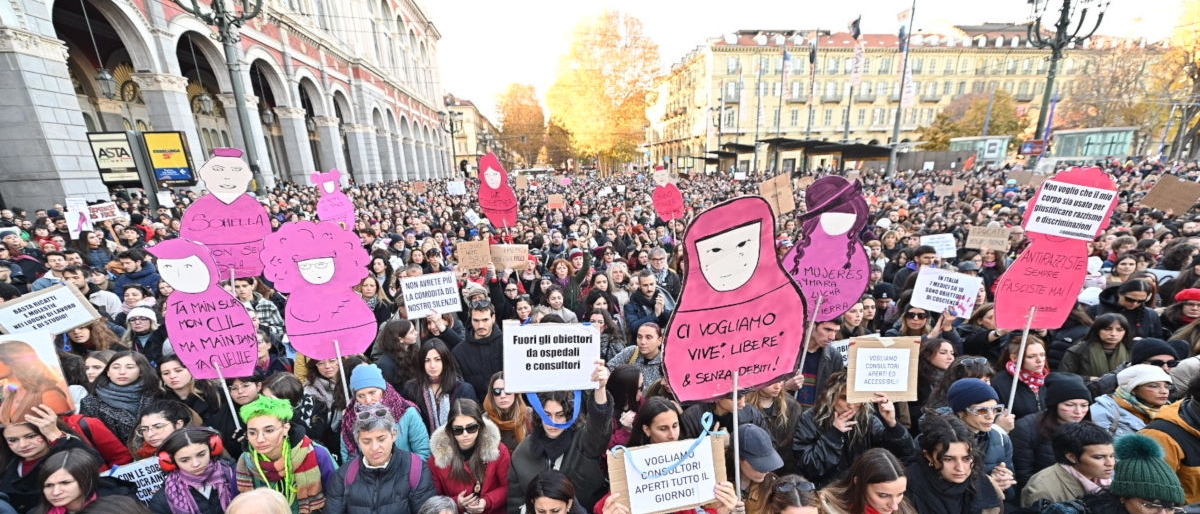 ‘Non una di meno’, il corteo contro la violenza sulle donne invade le strade di Roma