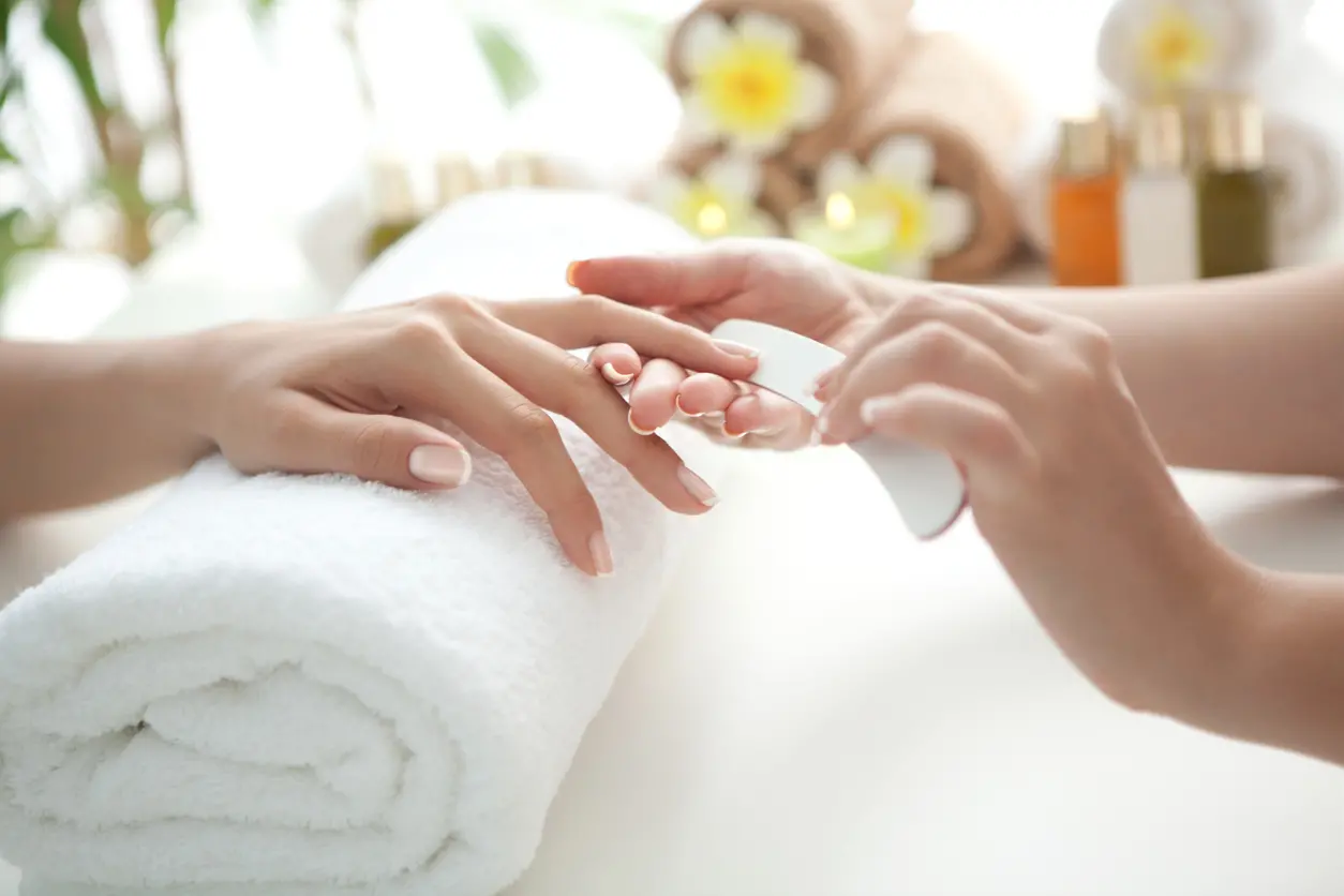 Unghie, soap nails e le altre tendenze della manicure per la primavera 2025