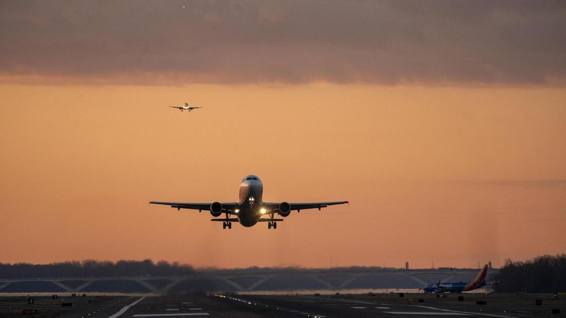 Aereo si scontra con elicottero e cade in fiume a Washington