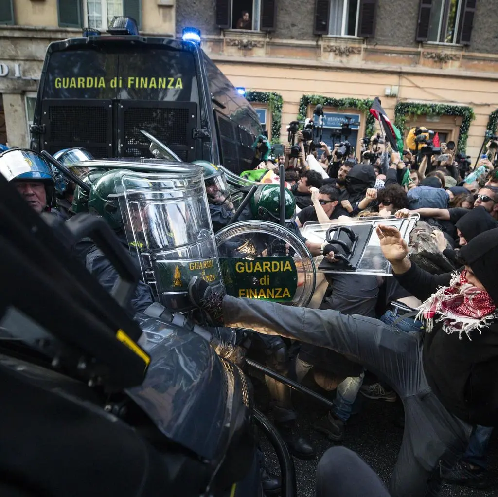 Corteo pro Palestina. Sassi e bombe carta. Scontri nella Capitale, trenta agenti feriti