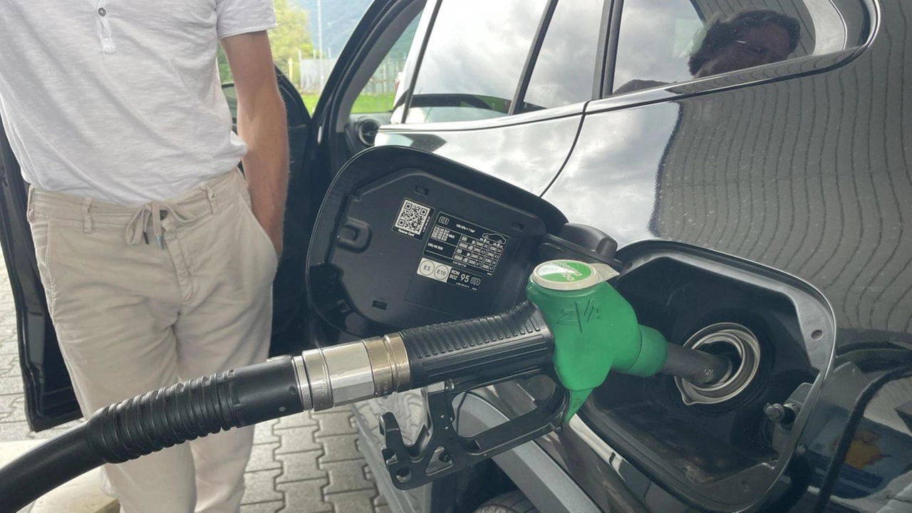 Prezzi dei carburanti in aumento: benzina a 1,81 euro e gasolio a 1,71 euro al litro. Tamoil incrementa i prezzi di 2 centesimi.