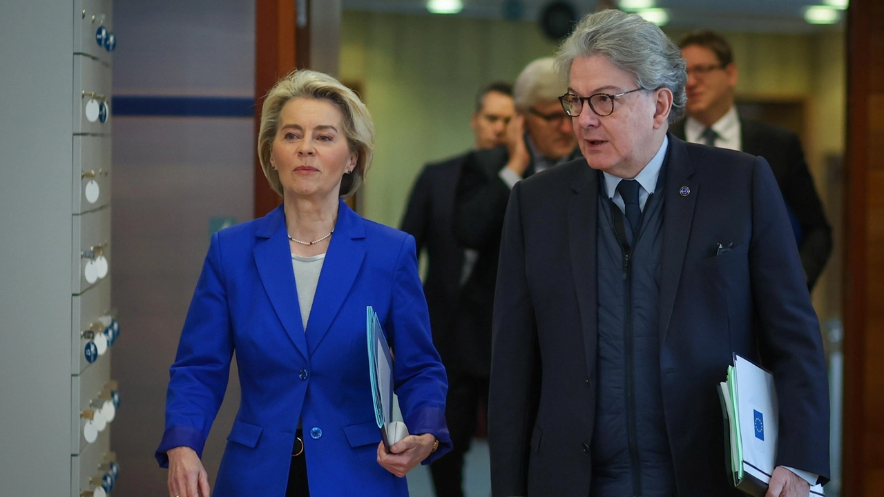 Ursula von der Leyen e Thierry Breton prima di una riunione della Commissione europea (Ansa)