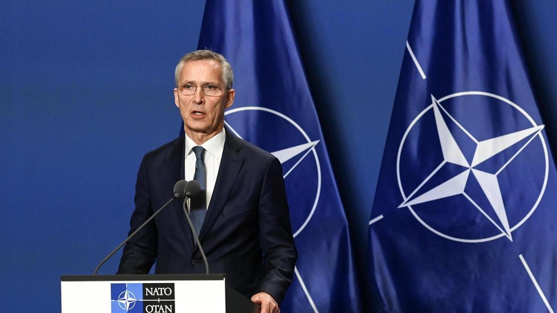 Stoltenberg: Nato discute lo schieramento di più armi nucleari