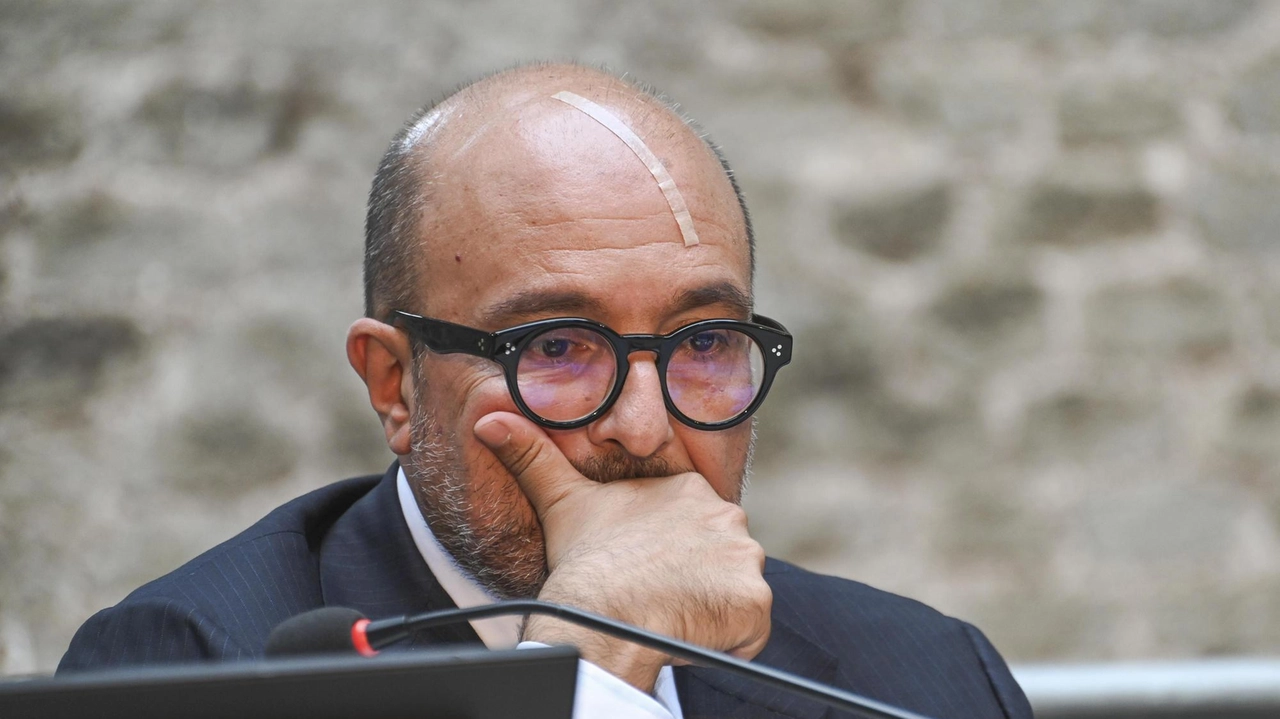 L’ex ministro Gennaro Sangiuliano, 62 anni, con un visibile cerotto sulla fronte