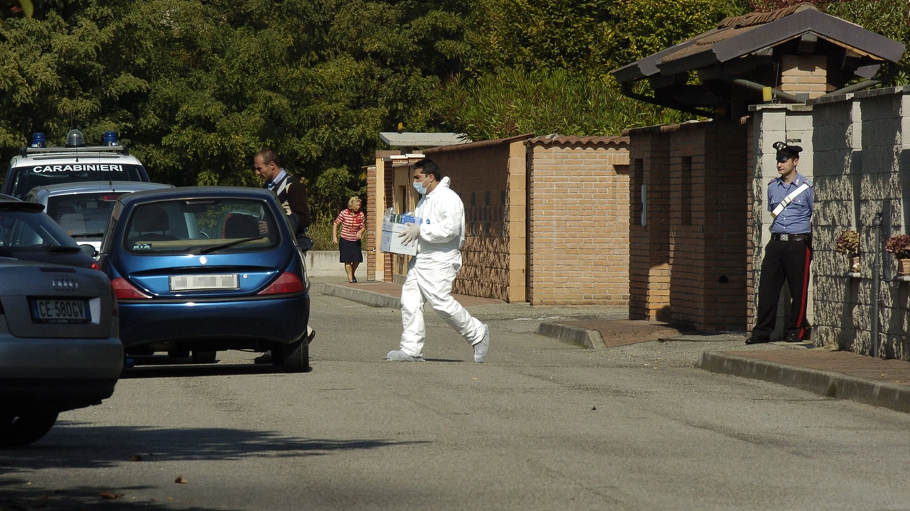 I carabinieri del Ris nella villetta di via Pascoli a Garlasco il 27 agosto 2007