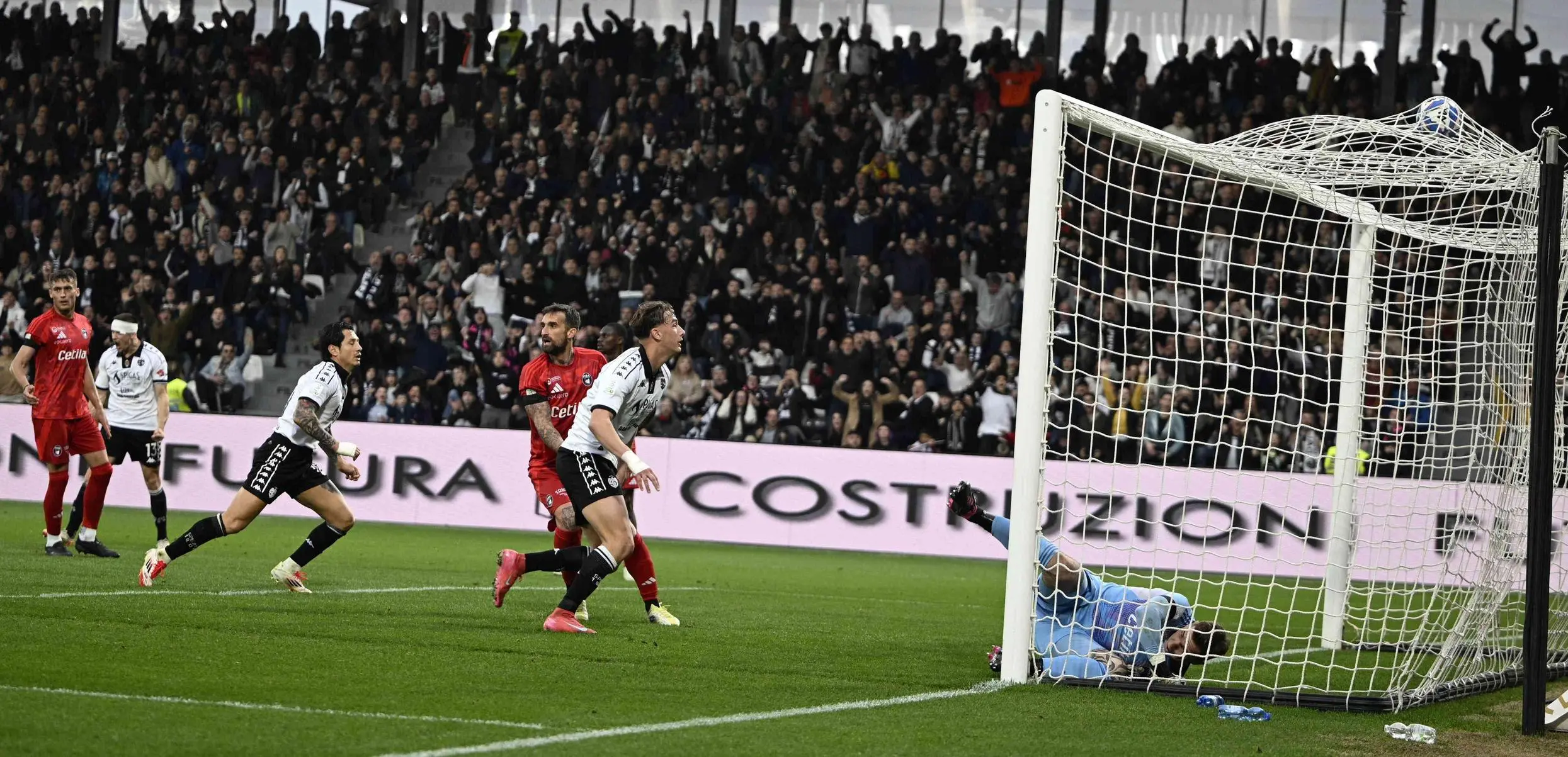 Spezia bussa tre volte alla Serie A. Vittoria in rimonta contro il Pisa. Decidono i fratelli Esposito e ’Wis’. Emozioni e grande festa al Picco