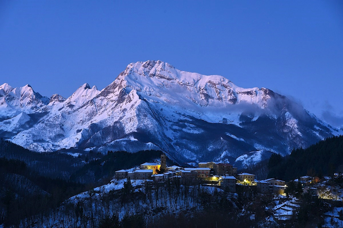 La sera scende sui borghi arroccati Garfagnana