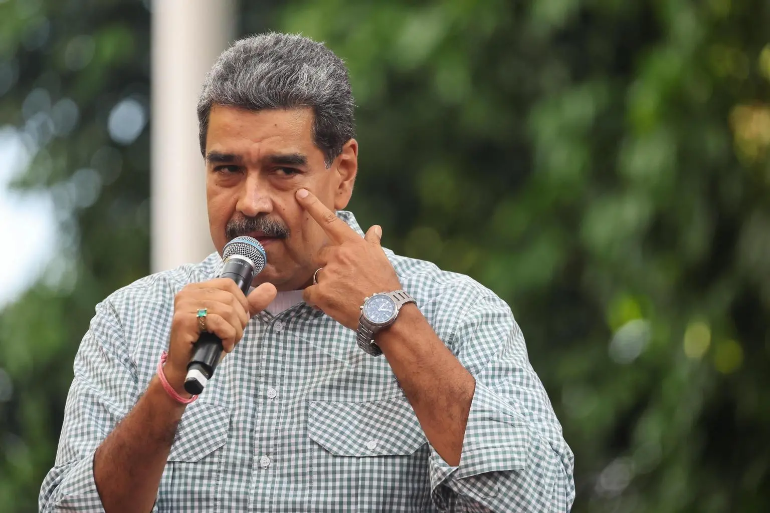 Maduro anticipa il Natale all’1 ottobre, scontro con i vescovi in Venezuela. “Banda di terroristi”