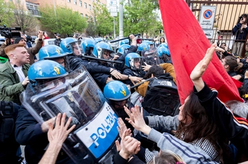 Scontri alla Sapienza tra polizia e studenti, arresti e feriti: tensione dopo il no al boicottaggio di Israele