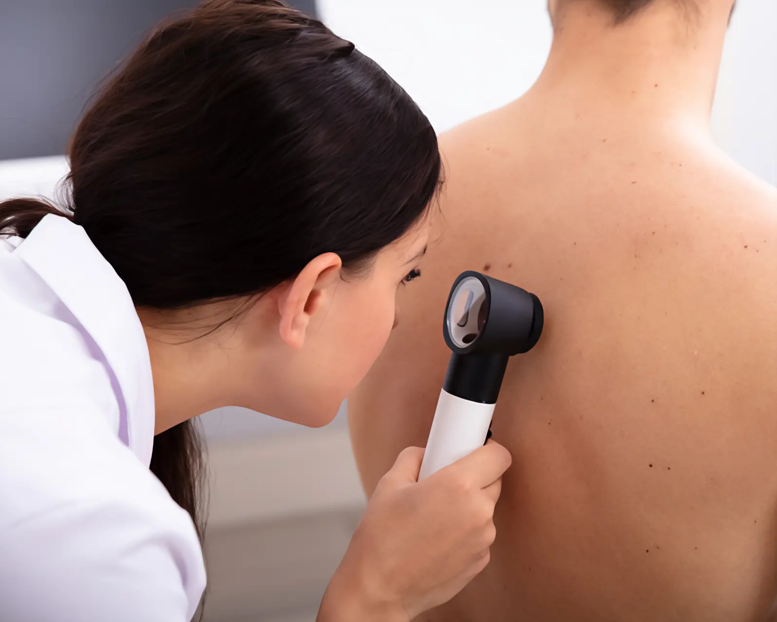 Nuove speranze per il melanoma avanzato: virus oncolitici e terapie combinate