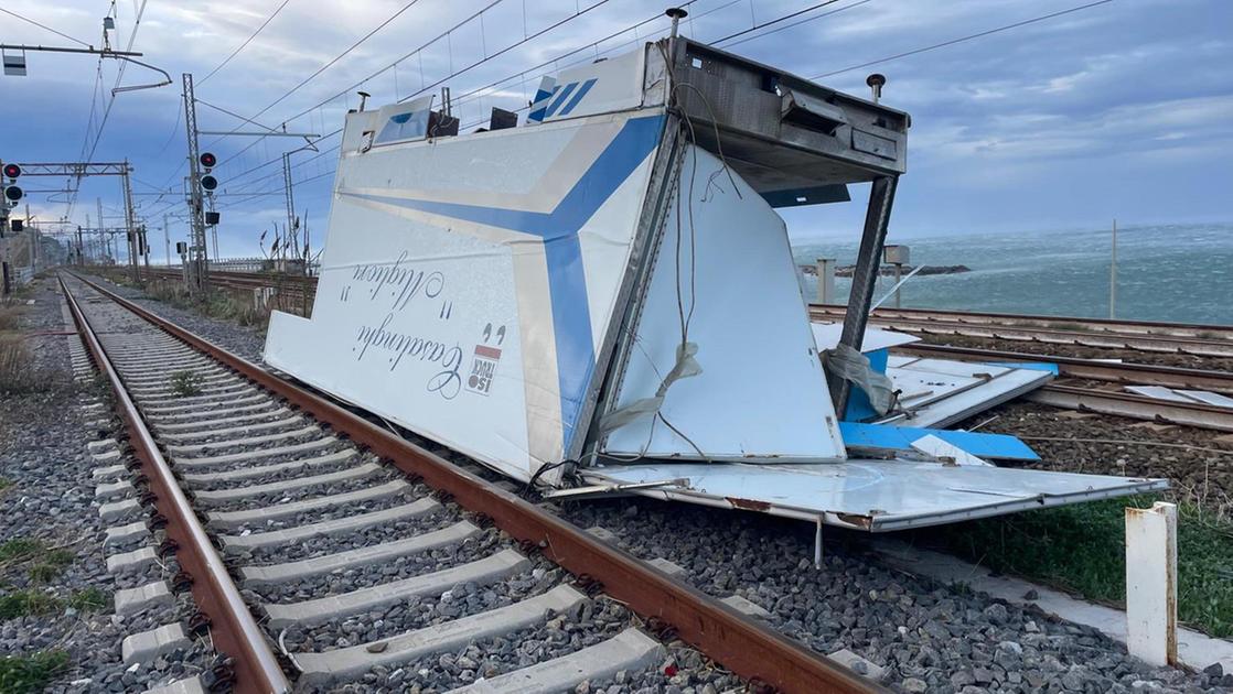 Maltempo, treni cancellati o in ritardo di ore sulla Salerno Reggio Calabria. Impossibili i collegamenti con gli autobus